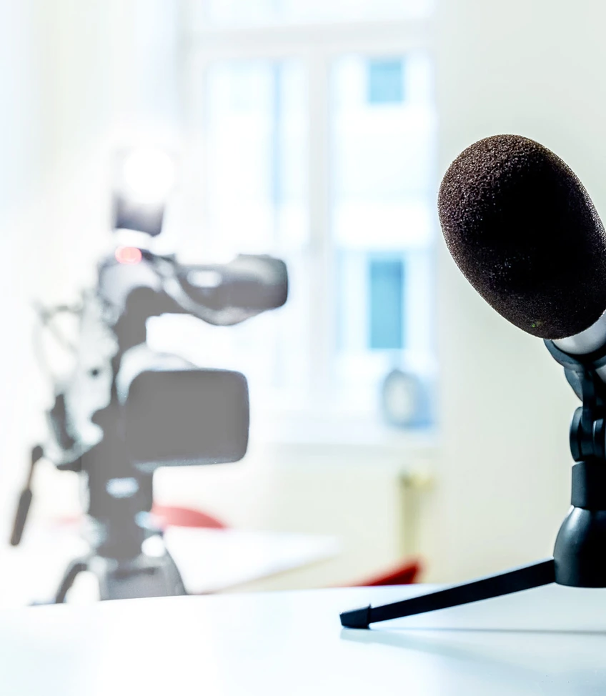Medientraining vor Mikrofon und Kamera